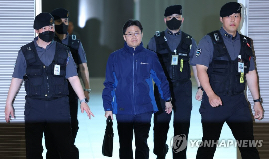 후쿠시마 오염수 전문가 현장 시찰단장인 유국희 원자력안전위원장이 21일 오전 인천국제공항 제2여객터미널을 통해 일본으로 출국하고 있다.  유 위원장이 이끄는 시찰단은 한국원자력안전기술원(KINS) 원전·방사선 전문가 19명, 한국해양과학기술원(KIOST) 해양환경 방사능 전문가 1명까지 모두 21명으로 구성됐으며 22~25일 관계 기관과 회의·질의응답 및 후쿠시마 제1 원전 오염수 관리 실태를 확인할 예정이다.<연합뉴스>